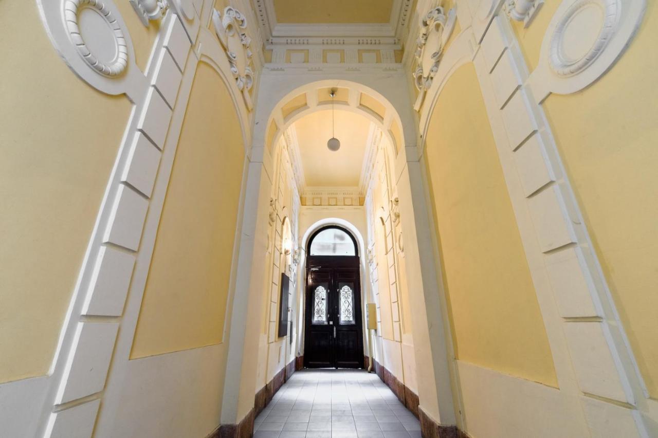 View To The Roofs Luxury With 2 Bedrooms Apartment *