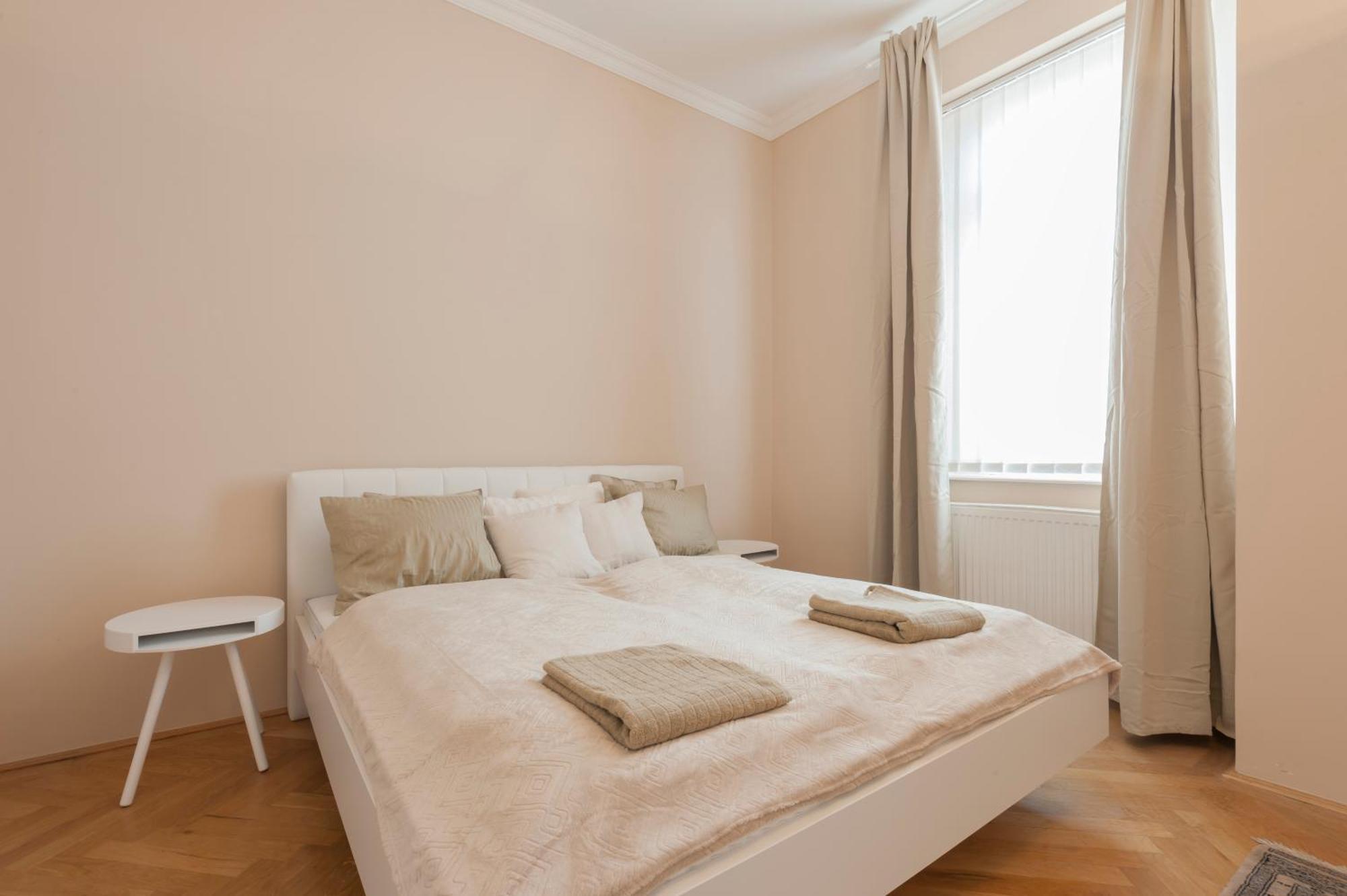 View To The Roofs Luxury With 2 Bedrooms Apartament *
