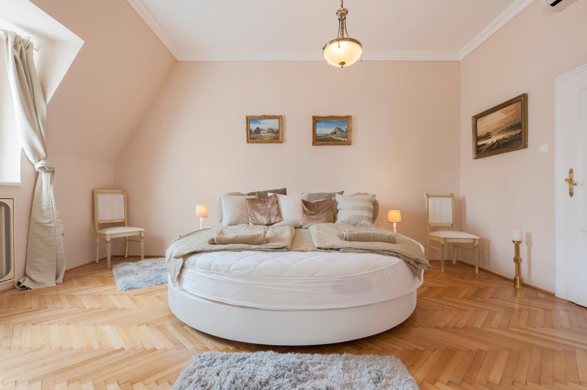 View To The Roofs Luxury With 2 Bedrooms Apartment *